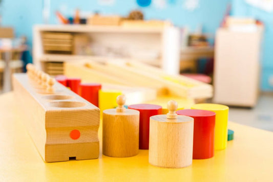 Comment Choisir les Jouets Montessori Idéaux pour l’Éveil des Sens de Votre Enfant